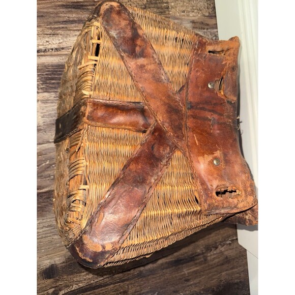 Rare VTG. 1950s Wicker w/ Leather Trim Fishing Creel w/ Antique Brass Fly Reel - Picture 6 of 8